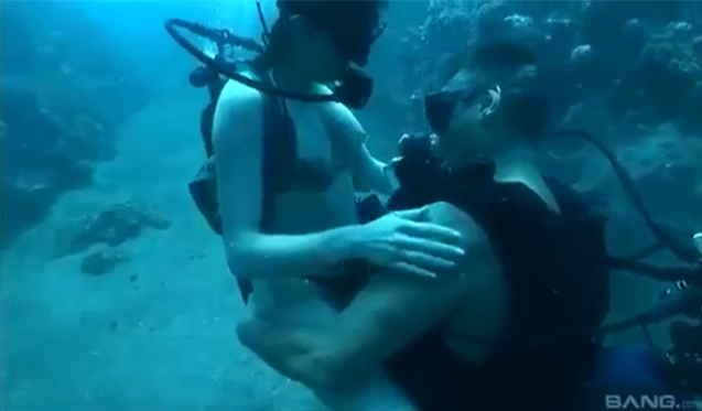BOKEP BARAT | NGENTOT DENGAN PACAR DI DALAM LAUT